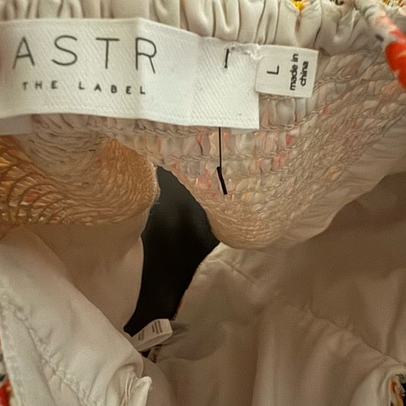 NWOT - ASTR The Label Floral Smocked Sweetheart Neck Puff Sleeve Top - Size L - Picture 5 of 5